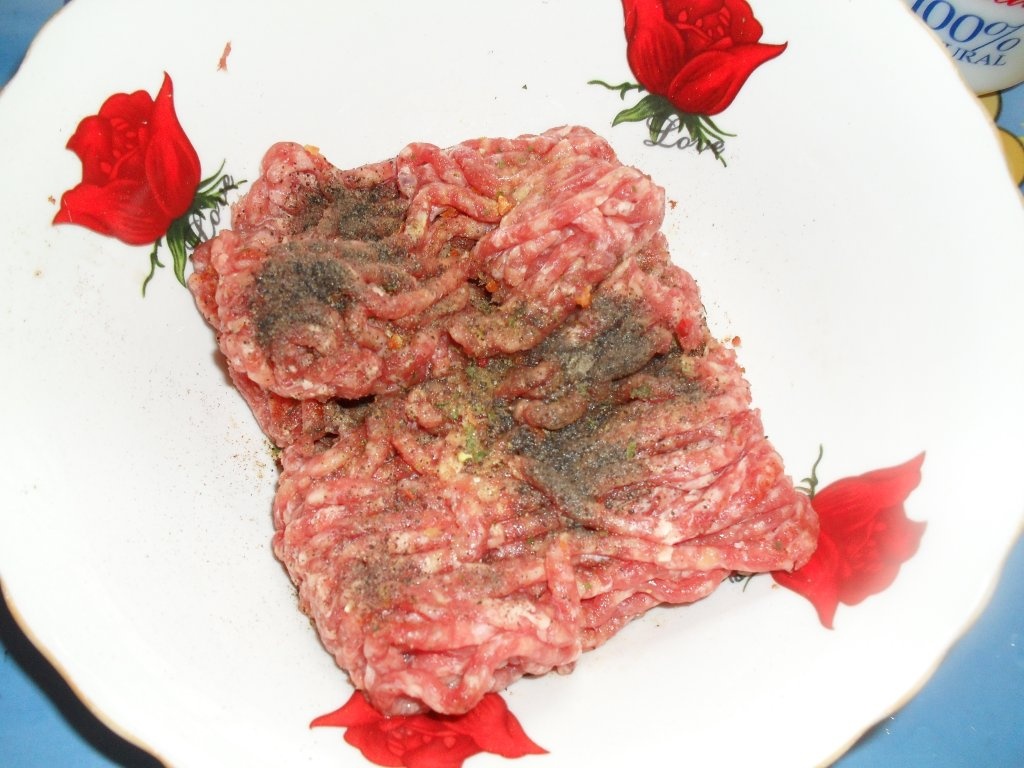 Cartofi cu chiftele la cuptor