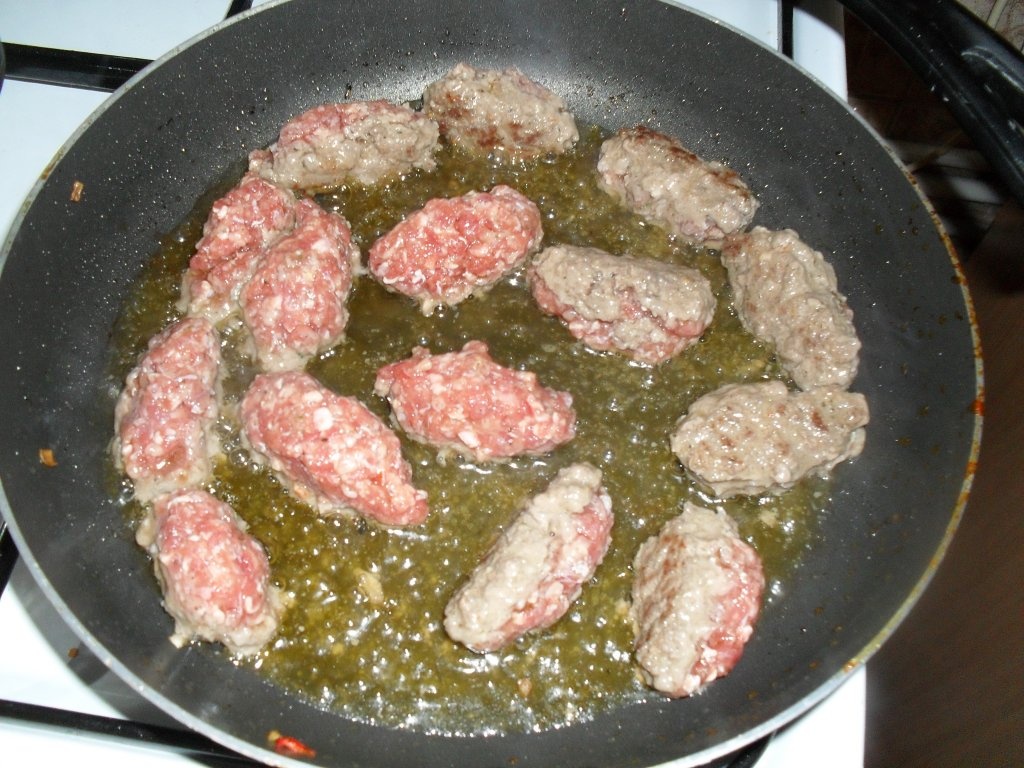 Cartofi cu chiftele la cuptor