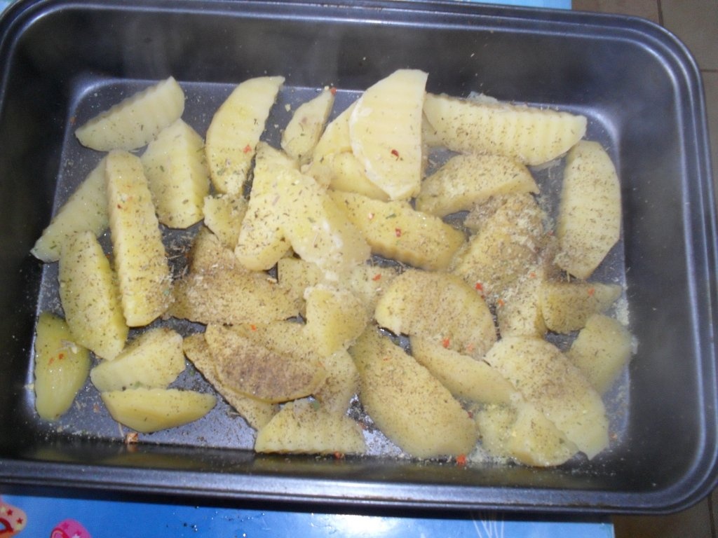 Cartofi cu chiftele la cuptor