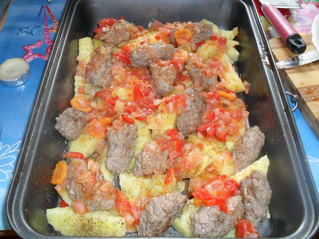 Cartofi cu chiftele la cuptor