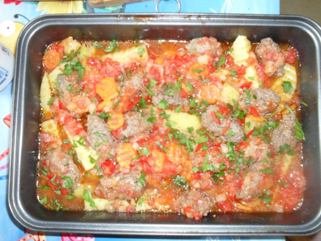 Cartofi cu chiftele la cuptor