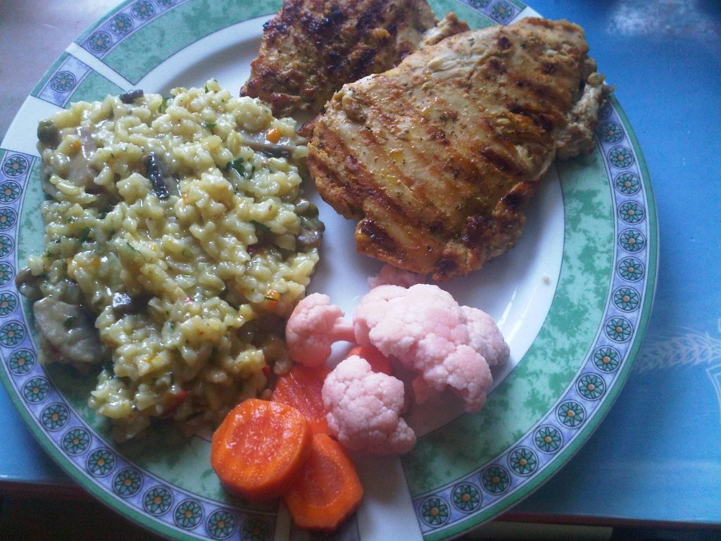 Piept de pui la gratar cu orez