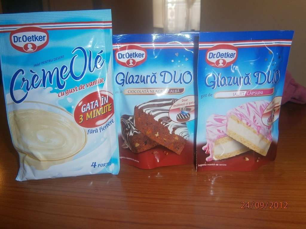 Chec pufos cu glazura de vanilie