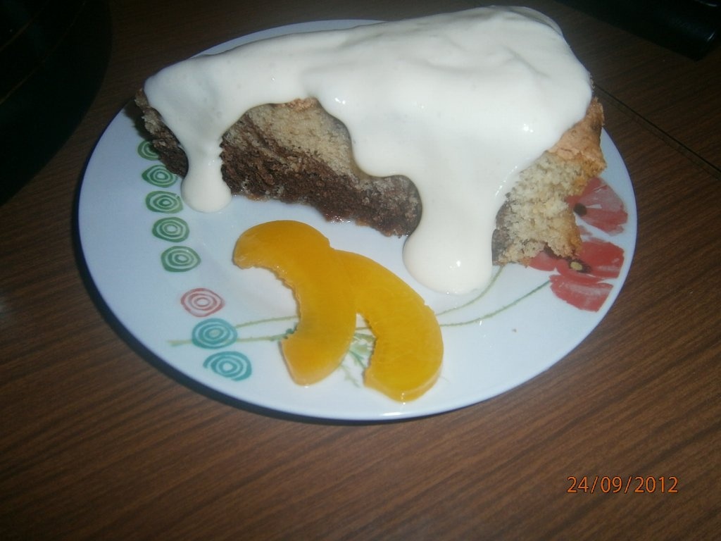 Chec pufos cu glazura de vanilie