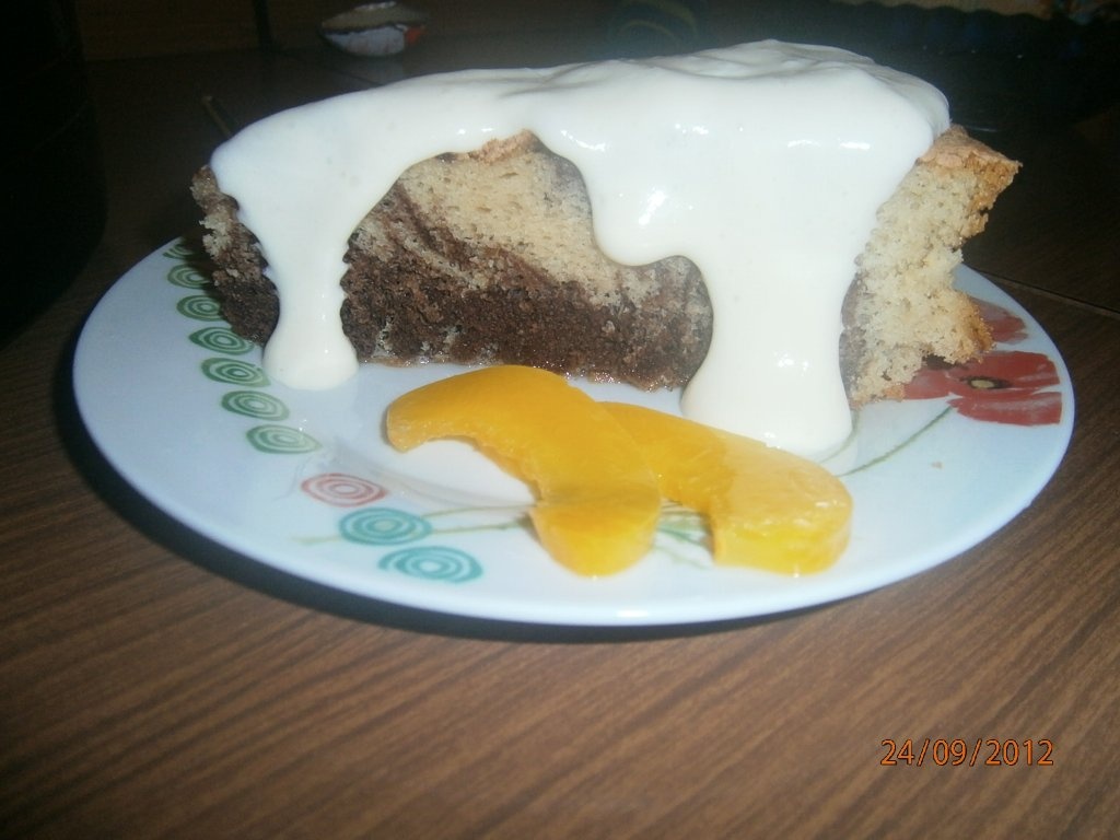 Chec pufos cu glazura de vanilie