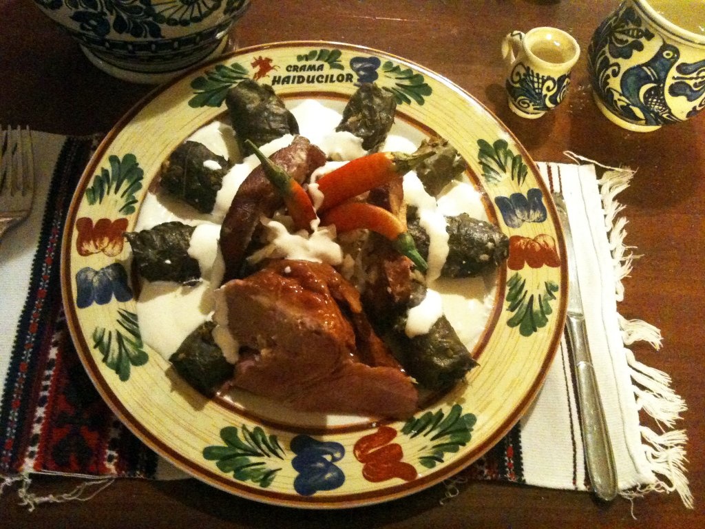 Sarmalute in foi de vita pregatite si servite in dovleac