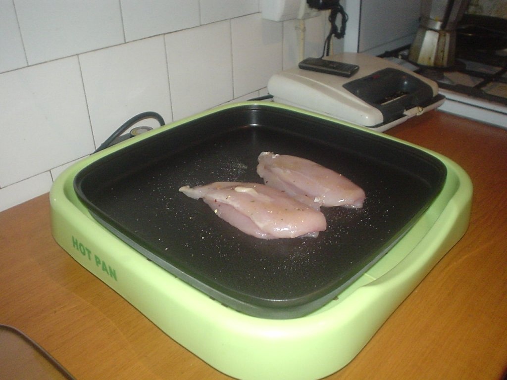 Piept de pui la hot-pan cu piure de cartofi si salata de varza