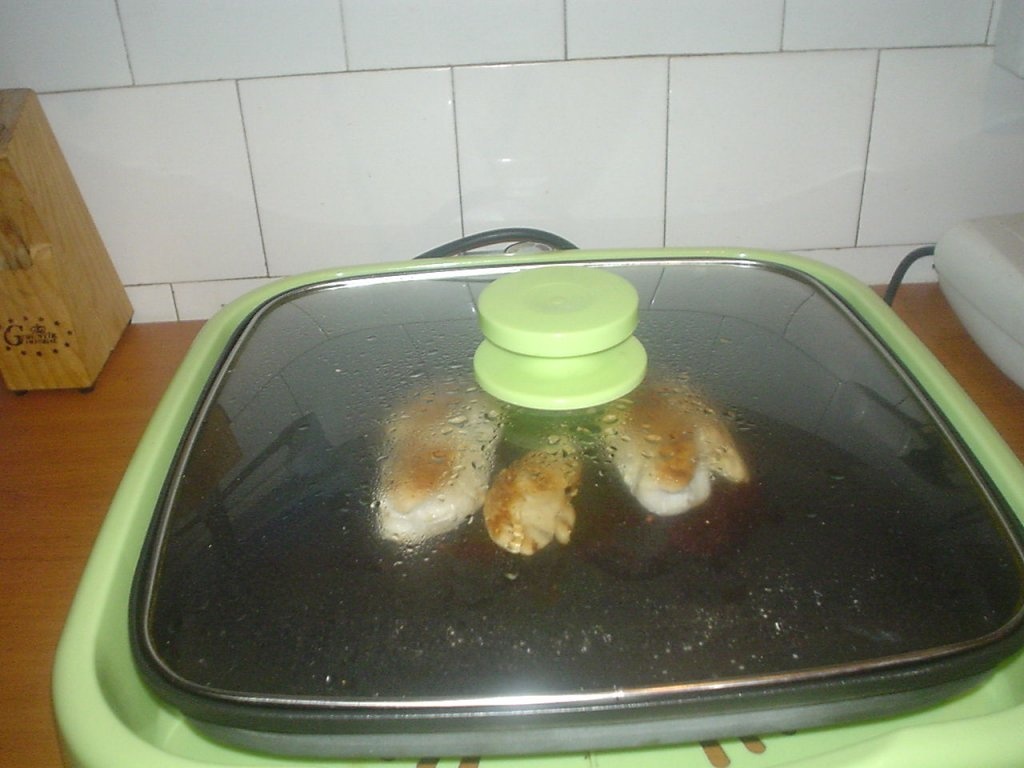 Piept de pui la hot-pan cu piure de cartofi si salata de varza