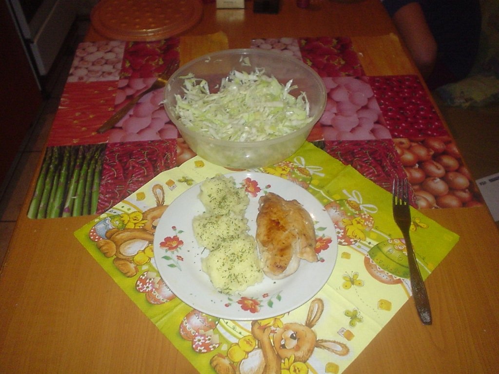 Piept de pui la hot-pan cu piure de cartofi si salata de varza