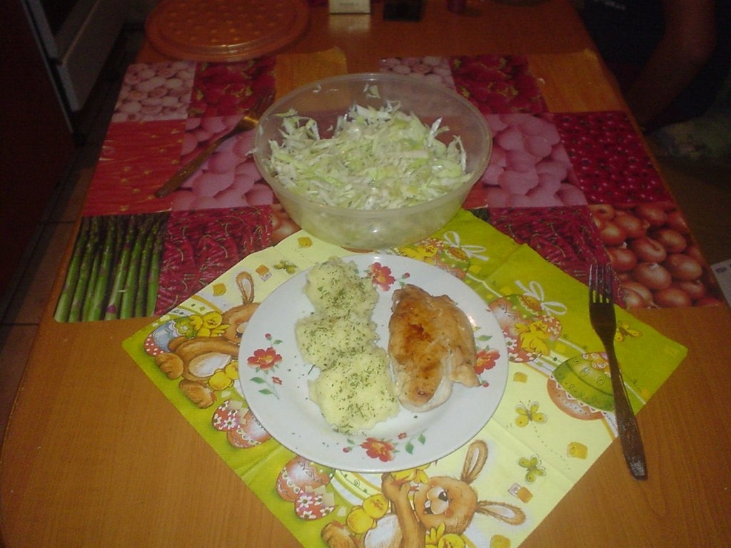 Piept de pui la hot-pan cu piure de cartofi si salata de varza