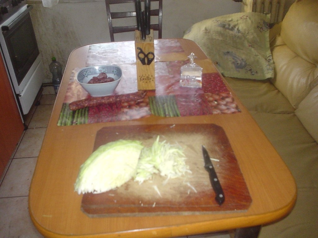 Varza calita cu carnaciori afumati scazuta la cuptor