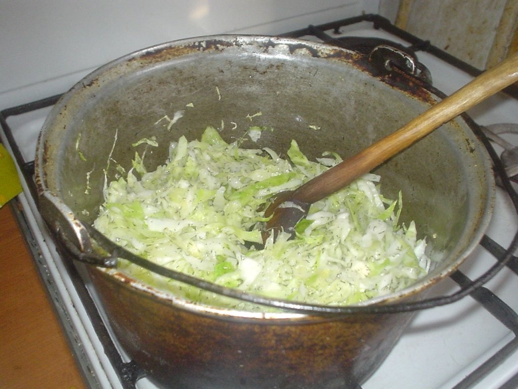 Varza calita cu carnaciori afumati scazuta la cuptor