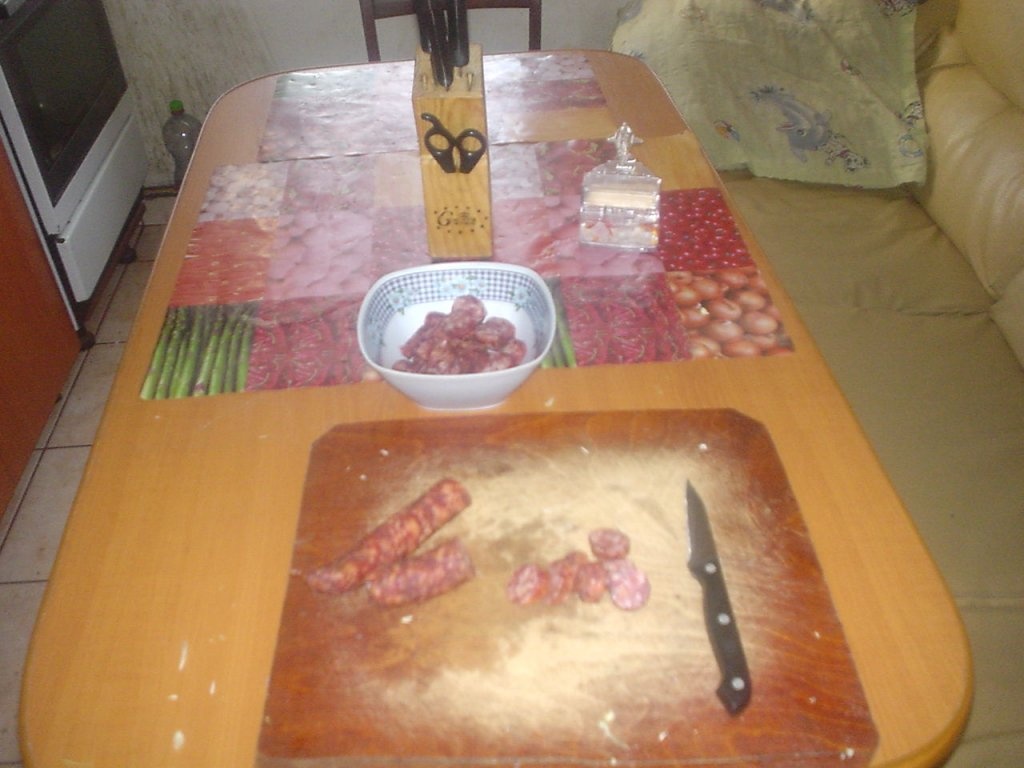 Varza calita cu carnaciori afumati scazuta la cuptor