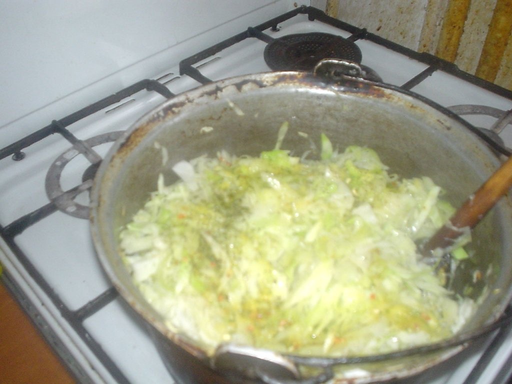 Varza calita cu carnaciori afumati scazuta la cuptor