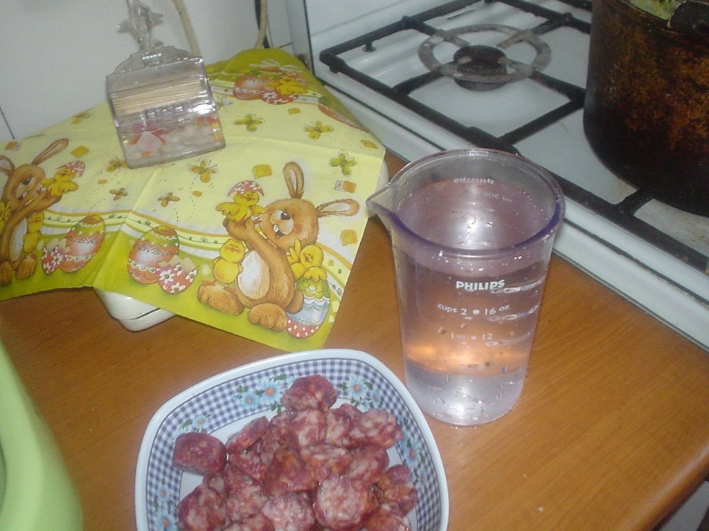 Varza calita cu carnaciori afumati scazuta la cuptor