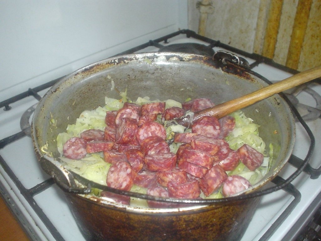 Varza calita cu carnaciori afumati scazuta la cuptor