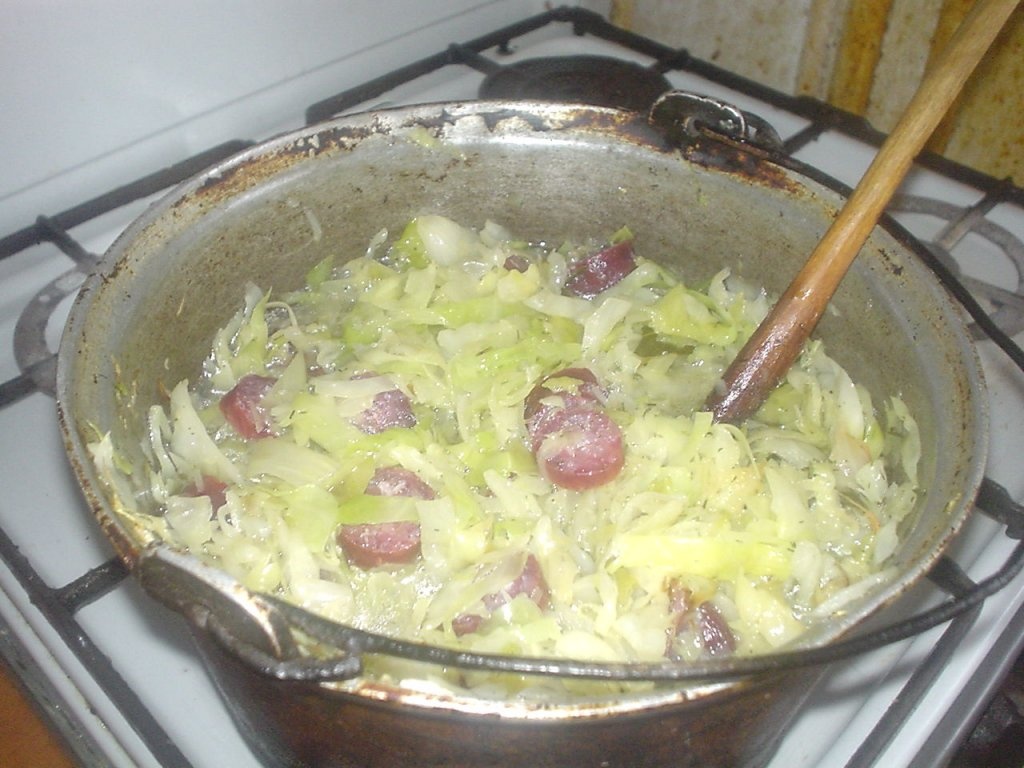 Varza calita cu carnaciori afumati scazuta la cuptor