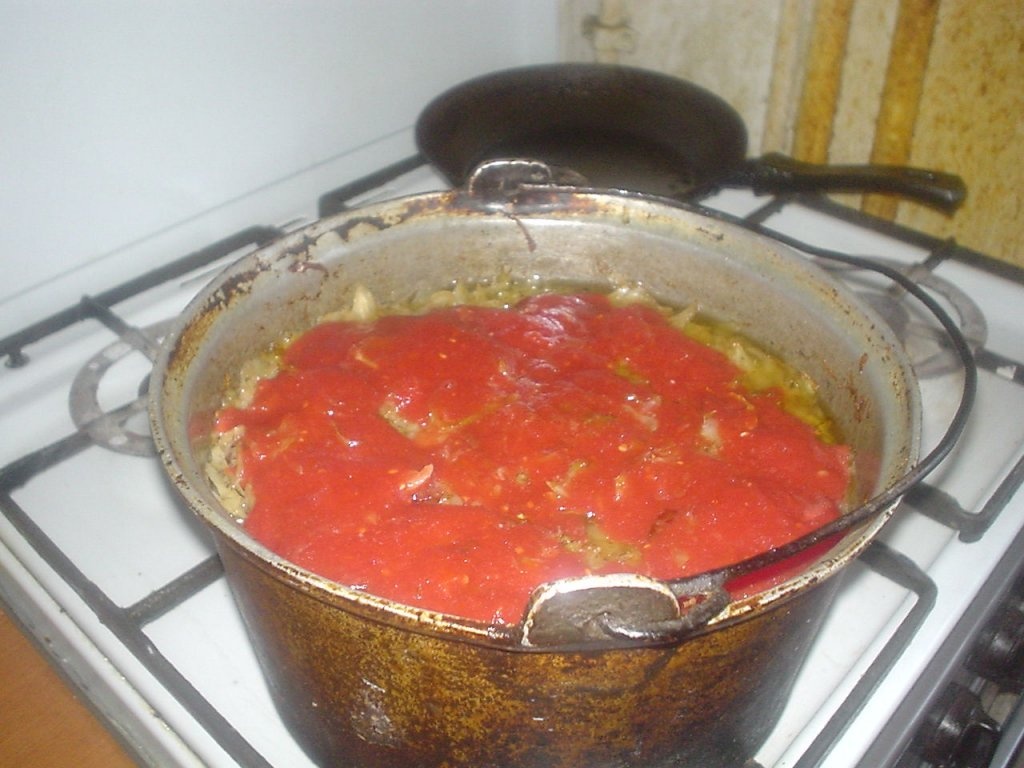 Varza calita cu carnaciori afumati scazuta la cuptor