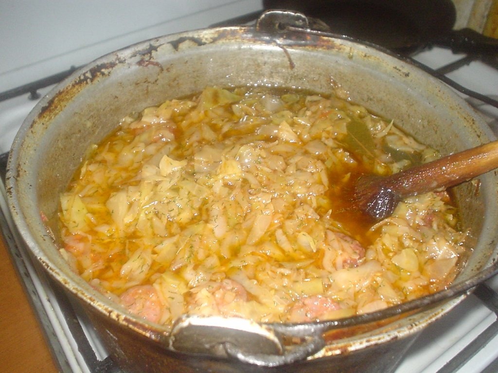 Varza calita cu carnaciori afumati scazuta la cuptor