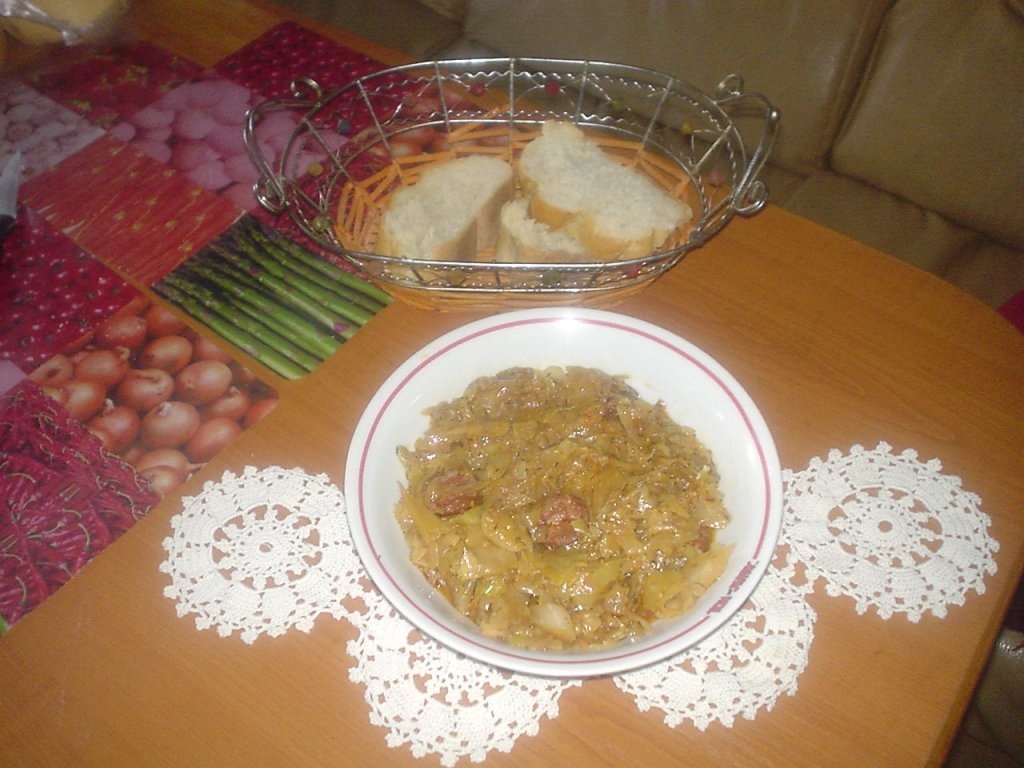 Varza calita cu carnaciori afumati scazuta la cuptor