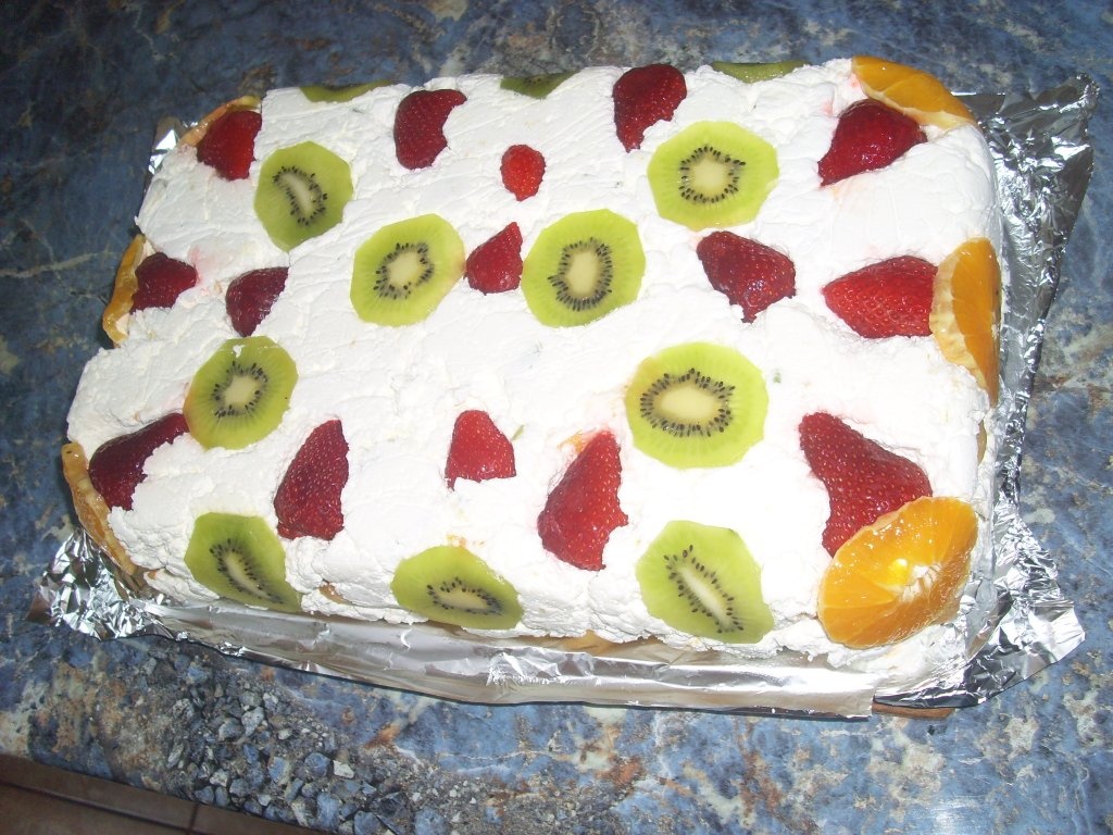 Tort cu fructe si piscoturi