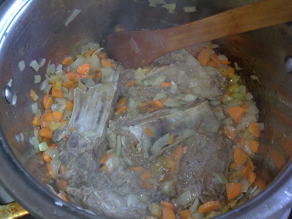 Mancare de cartofi cu coaste de vitel