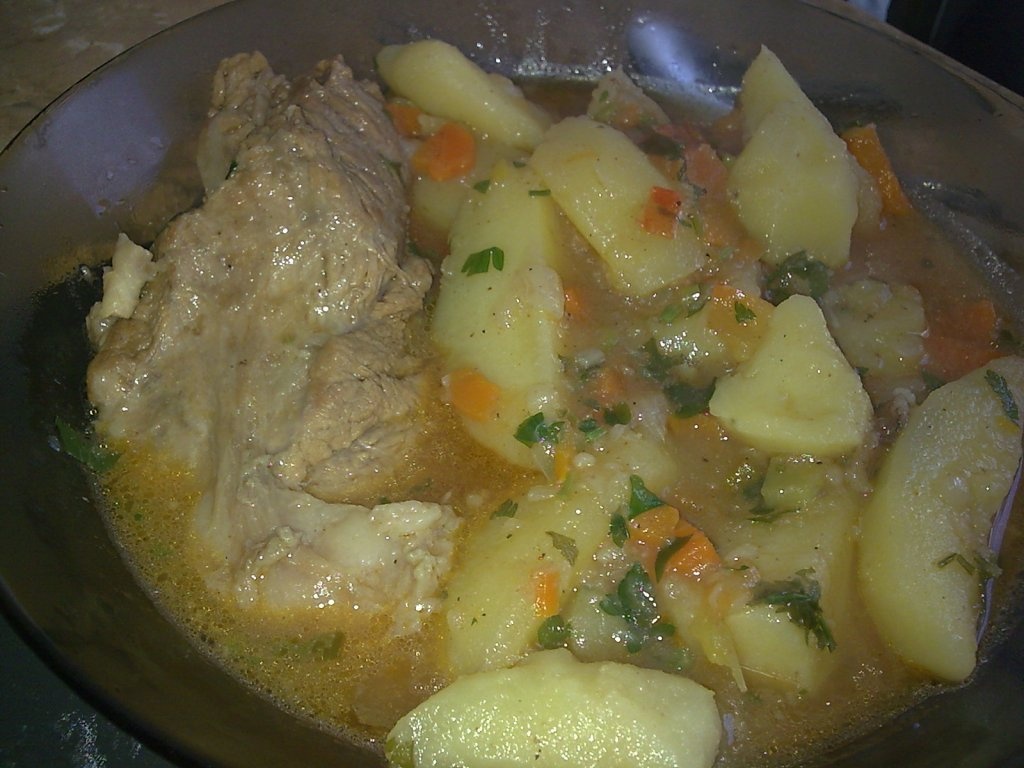 Mancare de cartofi cu coaste de vitel