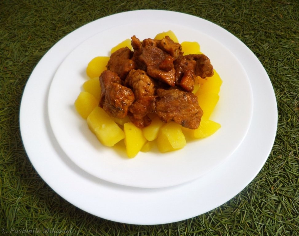 Cubulete de porc pe pat de cartofi natur