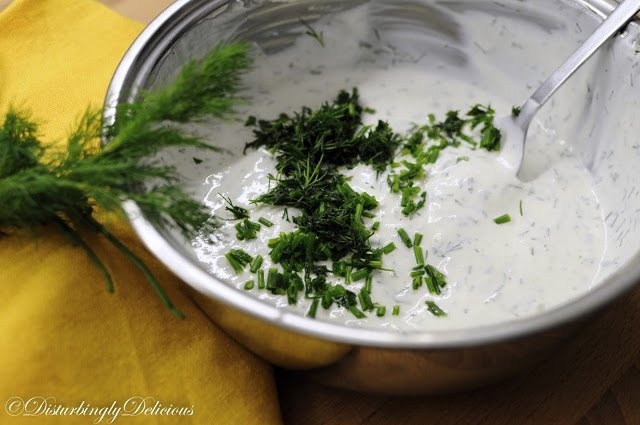 Cartofi copti cu branza si ierburi aromatice