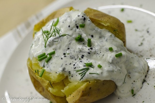 Cartofi copti cu branza si ierburi aromatice