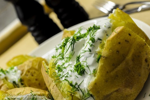 Cartofi copti cu branza si ierburi aromatice