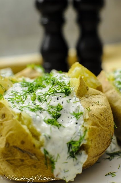 Cartofi copti cu branza si ierburi aromatice