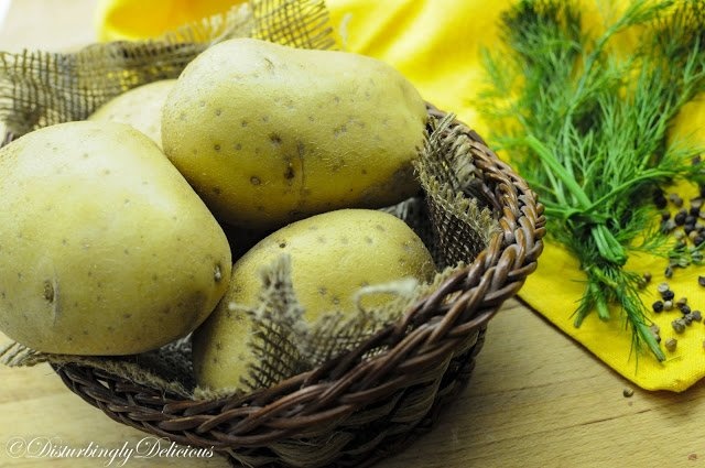 Cartofi copti cu branza si ierburi aromatice