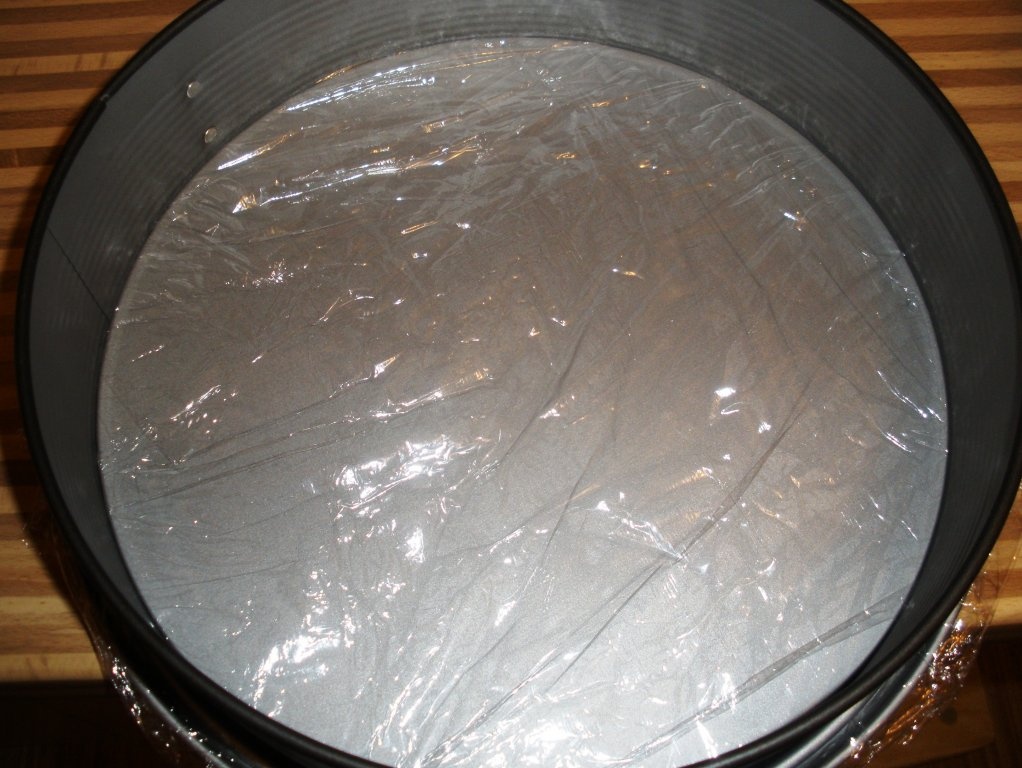 Tort racoritor cu crema de smantana, iaurt si capsuni