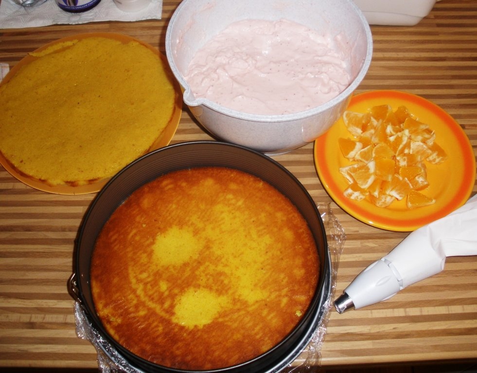 Tort racoritor cu crema de smantana, iaurt si capsuni