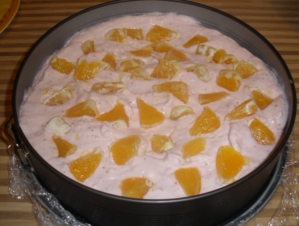 Tort racoritor cu crema de smantana, iaurt si capsuni