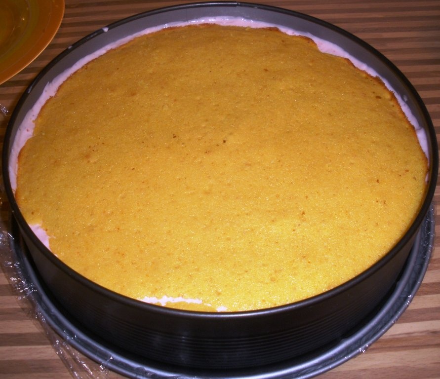 Tort racoritor cu crema de smantana, iaurt si capsuni