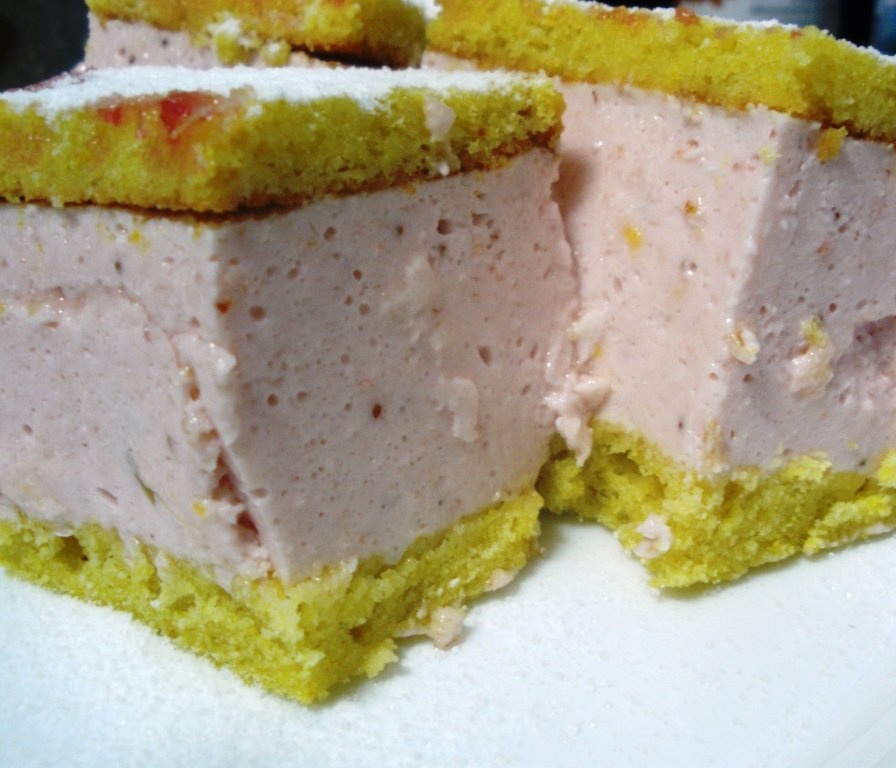 Tort racoritor cu crema de smantana, iaurt si capsuni