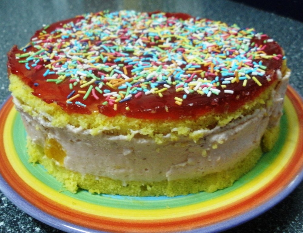 Tort racoritor cu crema de smantana, iaurt si capsuni