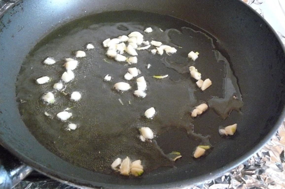 Paste cu usturoi şi roşii