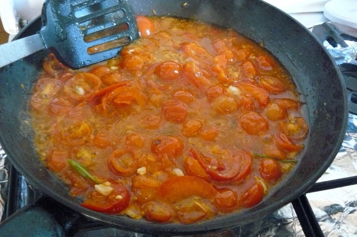 Paste cu usturoi şi roşii