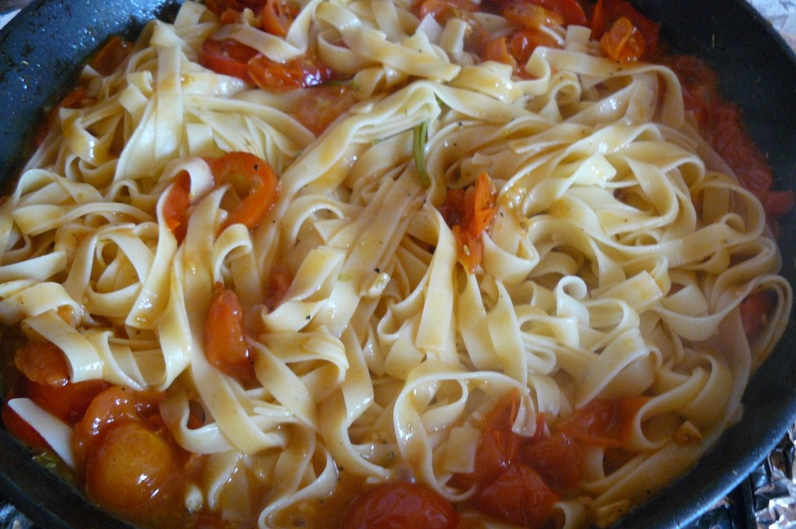 Paste cu usturoi şi roşii