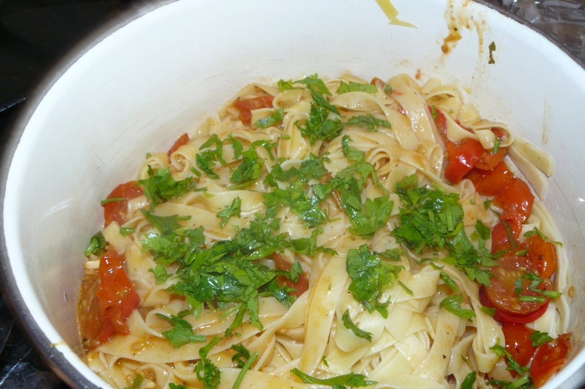 Paste cu usturoi şi roşii