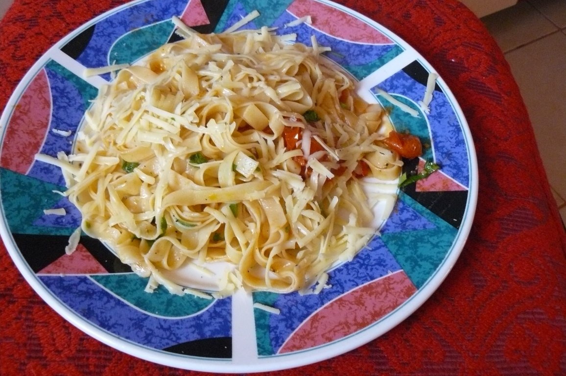 Paste cu usturoi şi roşii