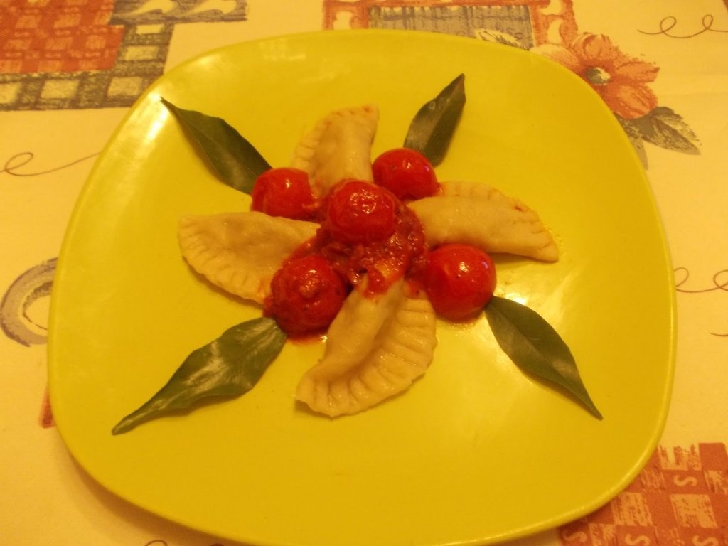 Ravioli cu carne si sos de rosii