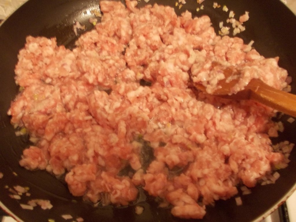 Ravioli cu carne si sos de rosii