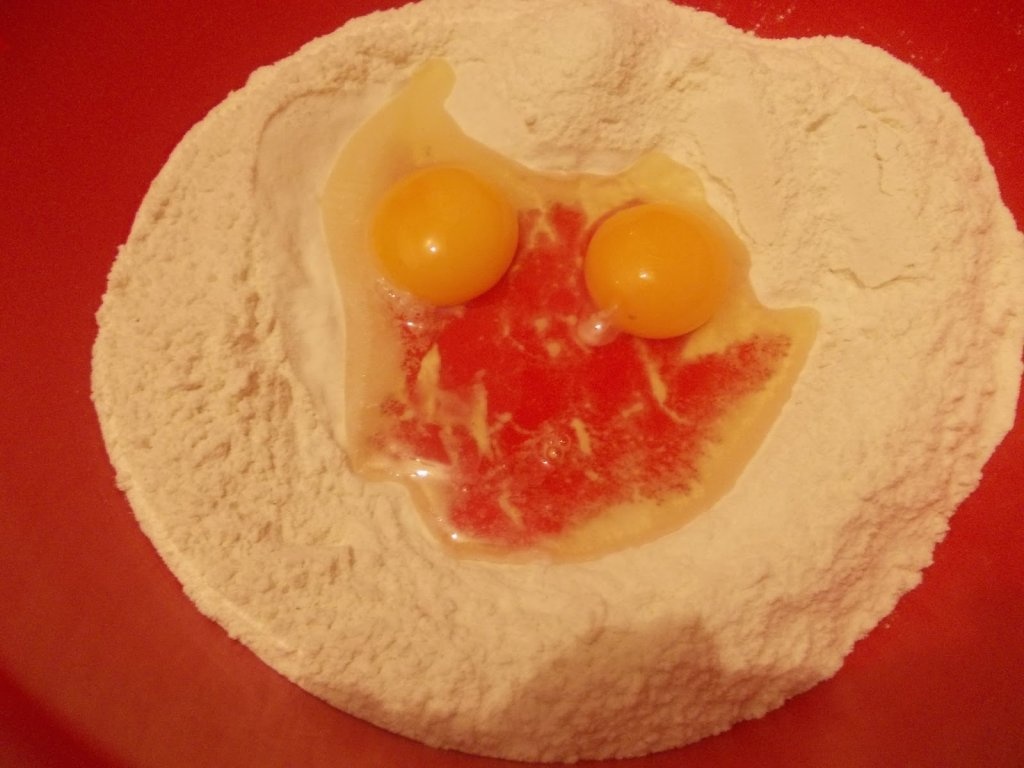 Ravioli cu carne si sos de rosii