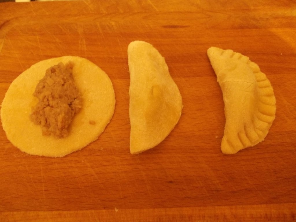 Ravioli cu carne si sos de rosii