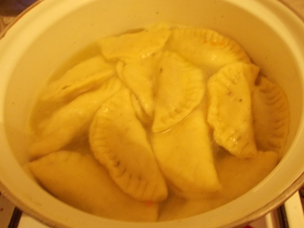 Ravioli cu carne si sos de rosii