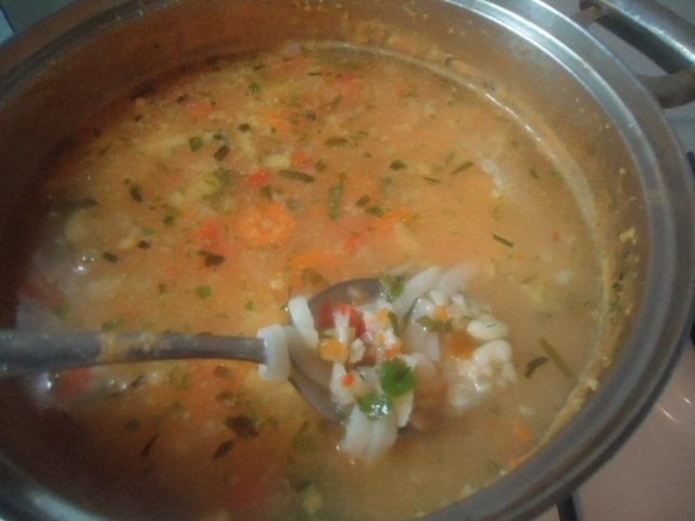 Bors de fasole cu taitei de casa